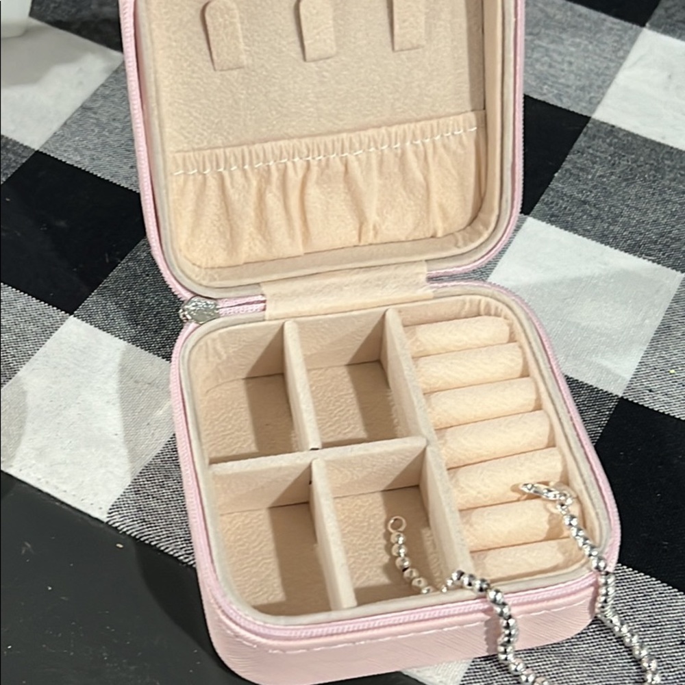 Travel Jewelry case, super cute. Great gift or gift for yourself!